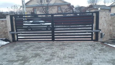Automatizare poartă batantă utilizând motor cu ax melcat