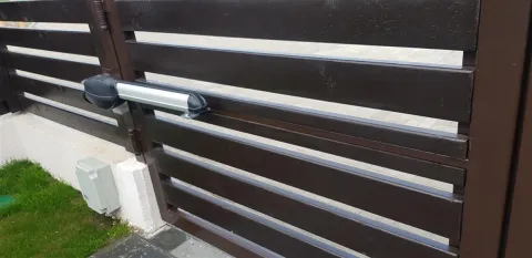 Automatizare poartă batantă utilizând motor marca Roger