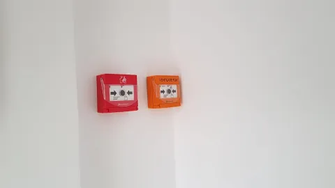Butoane de acționare a sistemului de ventilație si de detecție incendiu