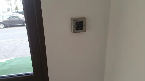 Buton cerere ieșire NO TOUCH