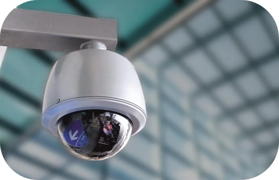 Cameră de supraveghere video tip dome montată pe o clădire