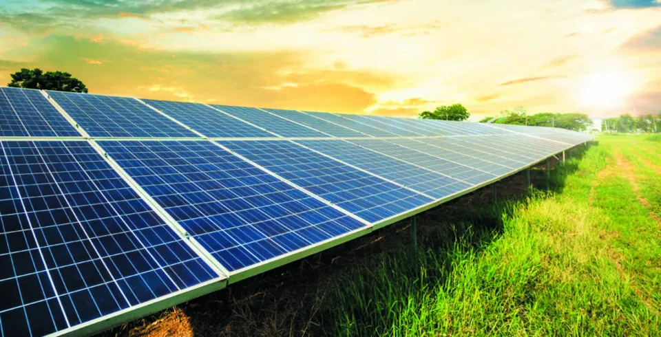Panouri fotovoltaice într-un câmp însorit