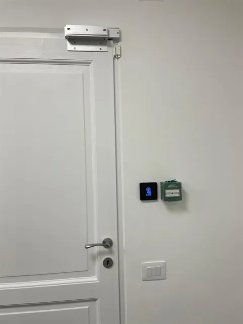 Sistem de blocare ușă acces pe baza de electromagnet