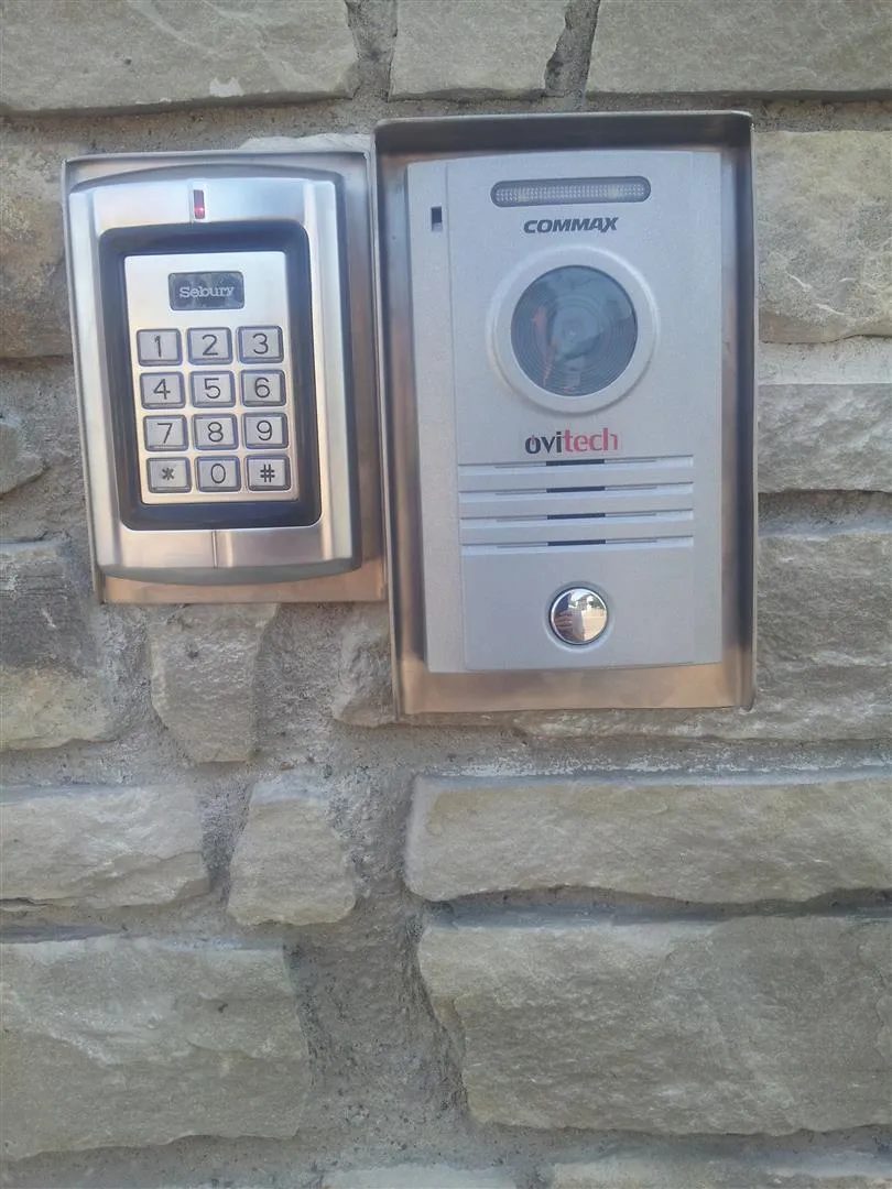 Sistem video interfonie si control acces