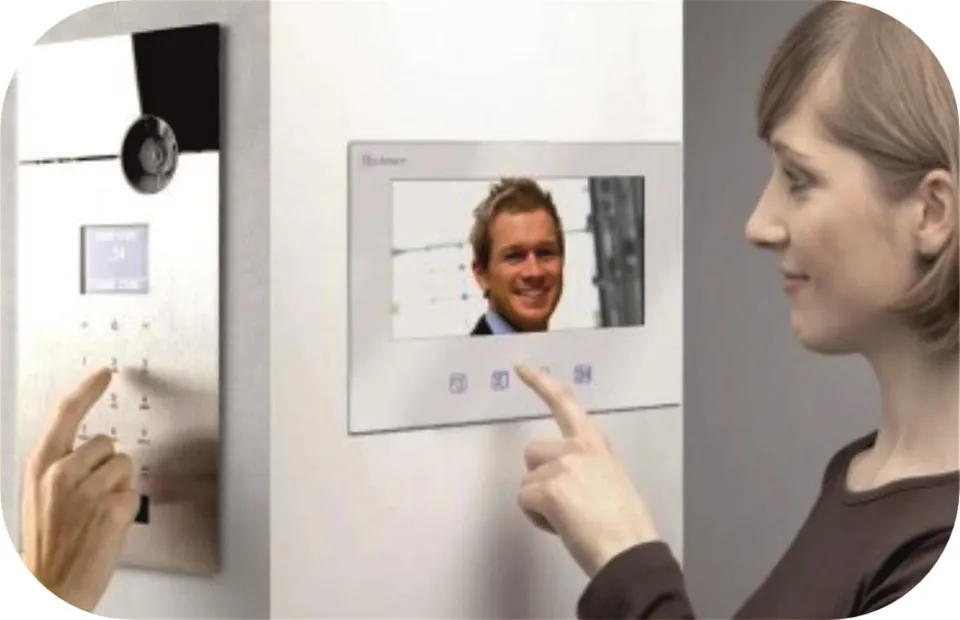 Videointerfon cu imaginea vizitatorului pe ecranul din casă
